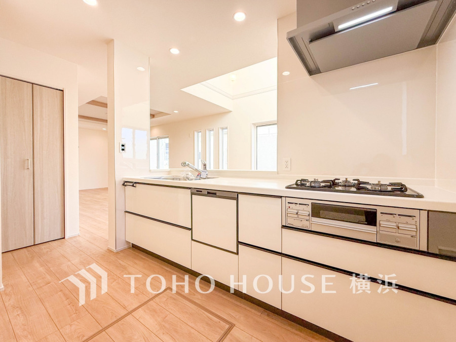 開放感あふれる対面キッチンは、明るい自然光が差し込み家族との会話も弾む快適な空間です。