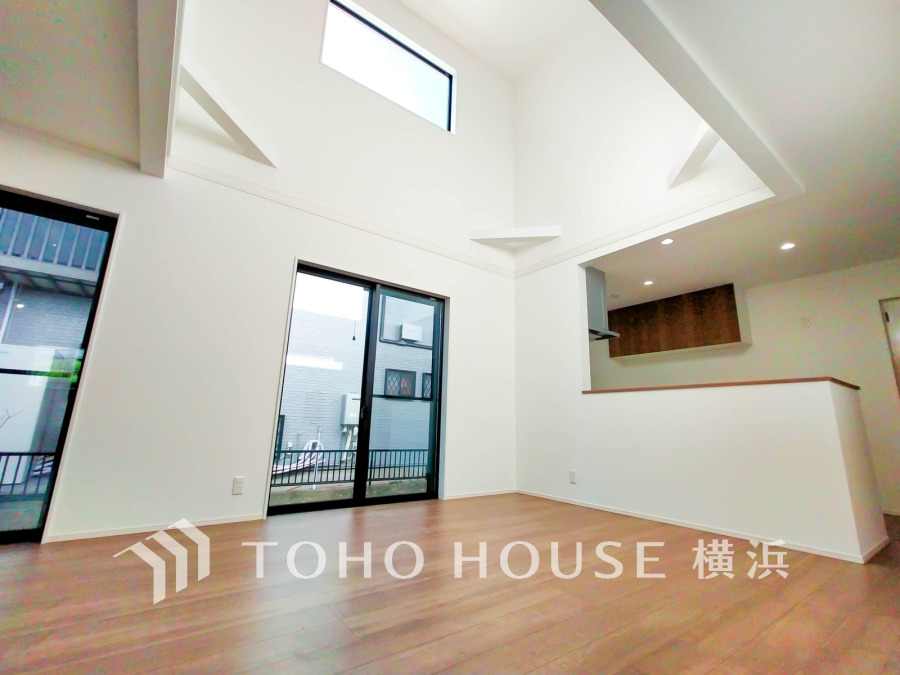 リビングには吹き抜けを採用。オープンでのびやかな空間を生み出す、こだわりの「広がり」と「ゆとり」。