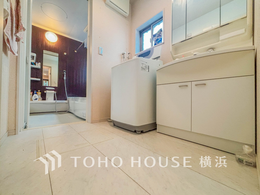 落ち着いた空間を演出するカラーと、ゆったり落ち着いてお使い頂ける広さが魅力のパウダールーム。居室からも独立しており、プライベート空間を保ちます。