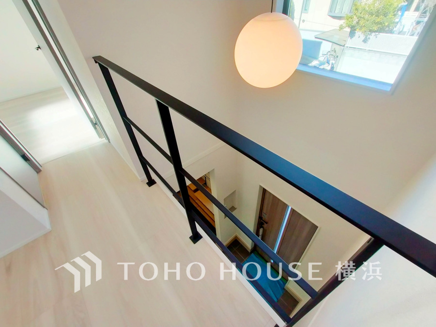 吹き抜けが開放的な2階ホール。自然光が差し込み、明るく心地よい空間を演出します。