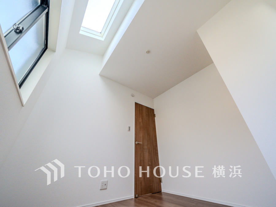 天窓から自然光が降り注ぐ明るい洋室。自分時間を充実させながら心豊かなひとときを過ごすための大切な空間です。
