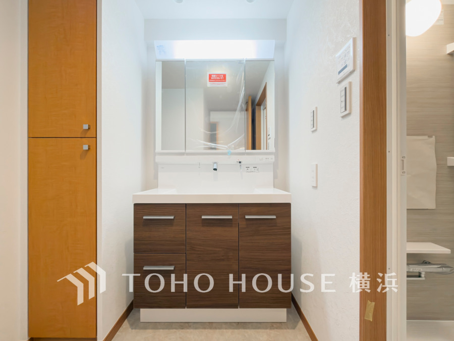 新規交換された洗面化粧台は美しく使いやすい機能が備えられています。