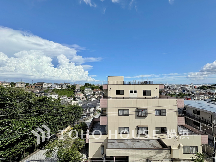 開放感があり、遮るものもなく気持ちのいい景色が広がります。お部屋にも爽やかな風と暖かく柔らかな日差しが差し込み、毎日の暮らしを豊かに彩ります。