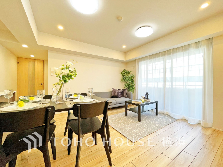 穏やかな時間の流れを楽しみ、寛ぎと笑顔が溢れるリビング。会話を楽しみ、ご家族の何気ない日常にいつもあたたかな幸せの花を添えます。