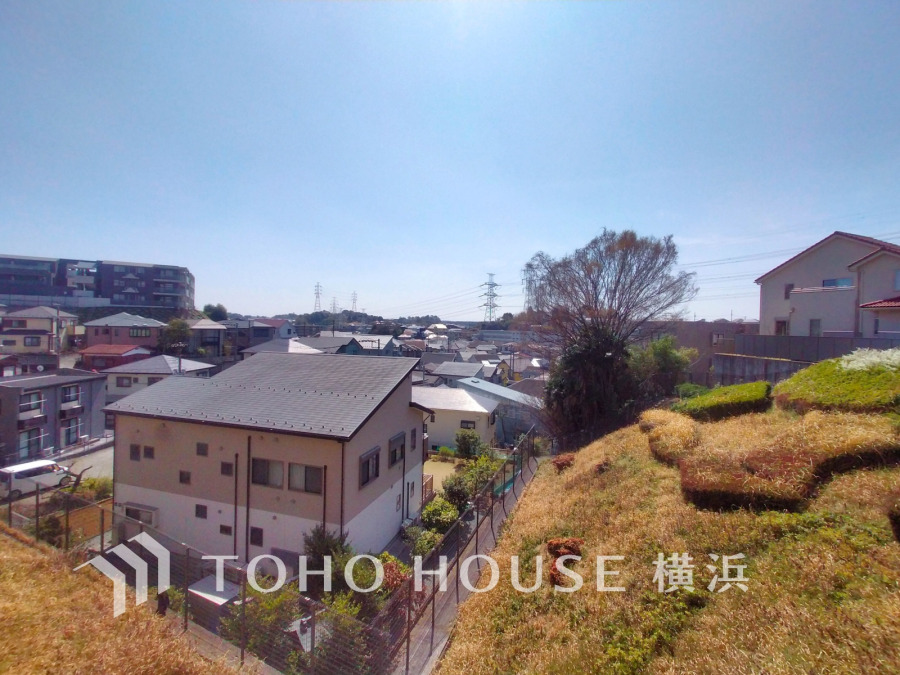 手を伸ばせば、ふれることが出来そうな環境が、そのままインテリアになったような印象です。その豊かな眺望にふさわしい空間には、通風・採光にも優れ、心地よい光と風があふれています。