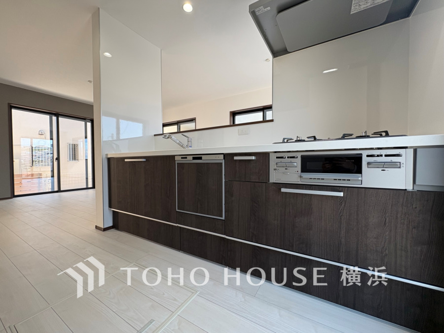 機能性とデザイン性を兼ね備えたシステムキッチン。リビングとの一体感も考慮され、美しい空間が実現。
