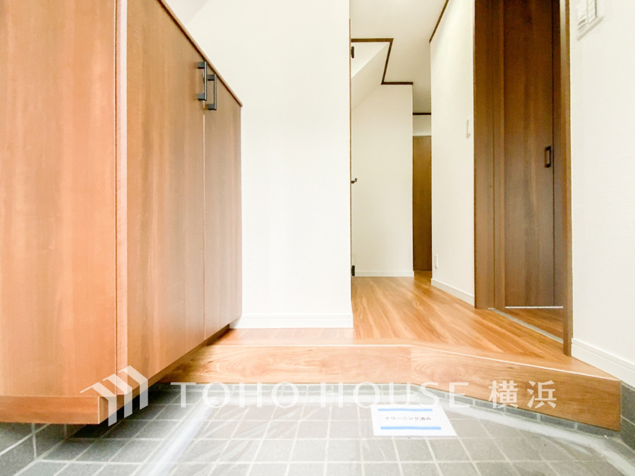 居住者の帰り、訪れる方を優しく迎え、やすらぎに満ちた生活空間を予感させる。健やかな暮らしを楽しめそう。