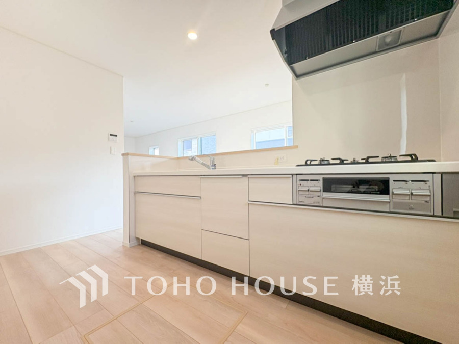 清潔感あふれるシンプルなキッチン。広々とした作業スペースで家事がはかどります。収納も充実しています。