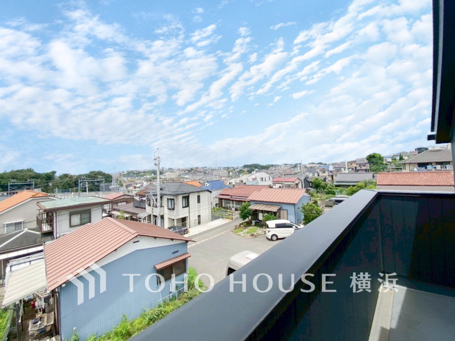 暮らしの中で光と風を演出してくれるバルコニー、見事なまでの開放的な空間を演出しながら、プライベート性も確保された空間は我が家の自慢です。