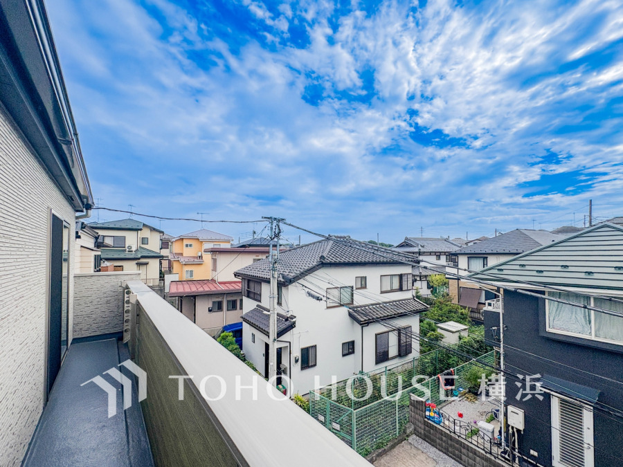 風を感じ青い空から太陽の恵みを感じる温もり溢れる佇まい。住む人を映し出す洗練された佇まいは、いつまでも輝き続けながらいつしか街の風景に溶け込んでいきます。
