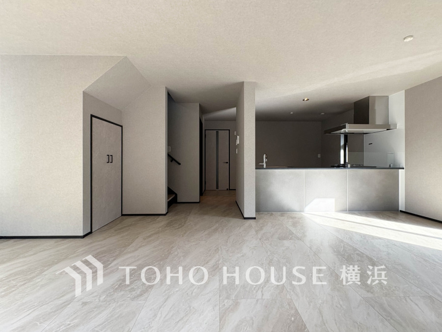 開放感あふれるリビング・ダイニングは、家族の会話が弾む対面キッチンと一体。明るい陽光が降り注ぎ、心地よい団らんの時間を育みます。