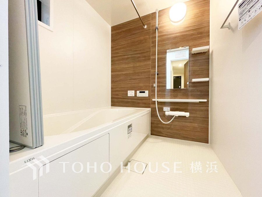 木目調のアクセントパネルが温かみを演出する、清潔感あふれるバスルームです。ゆったりくつろげます。