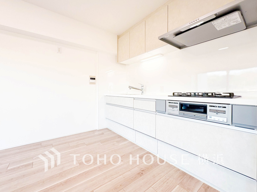 家事動線やリビングとのつながりに配慮し、食事の準備や片付けなどの家事を楽しくするキッチンスペースに仕上げました。毎日使う場所だから気持よく使えて、居心地の良い空間に。