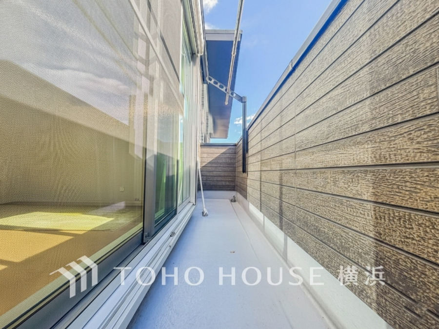 開放感いっぱいの眺望と共に光と風を享受するバルコニー。緑豊かな景観を眺めることができます。