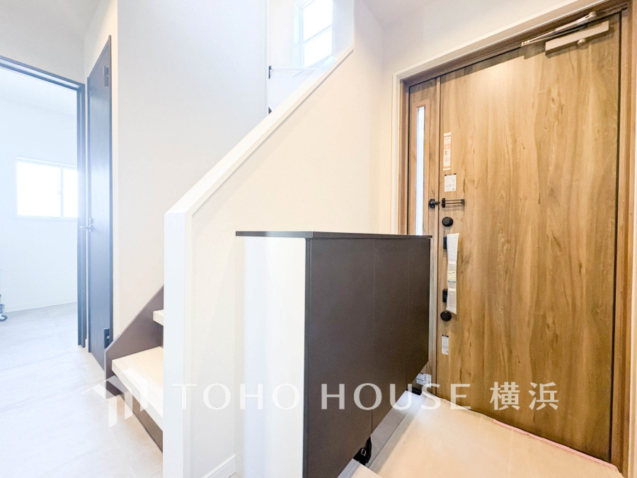 清潔感溢れる玄関がお出迎えする本邸宅の物語は、ここから始まる日常を期待させます。この場所には「希望」と「優越」で包み込んでくれる「特別」な空間があります。