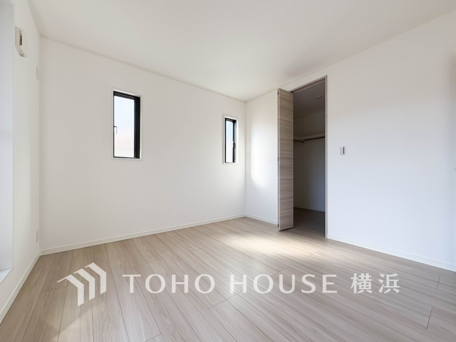 シンプルな内装と明るい空間で、自分らしい空間づくりを思い切り楽しめそうです。穏やかな陽射しが、ゆったりとした寛ぎの時間を包みます。