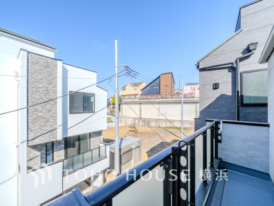 暮らしの中で光と風を演出してくれるバルコニー、見事なまでの開放的な空間を演出しながら、プライベート性も確保された空間は我が家の自慢。