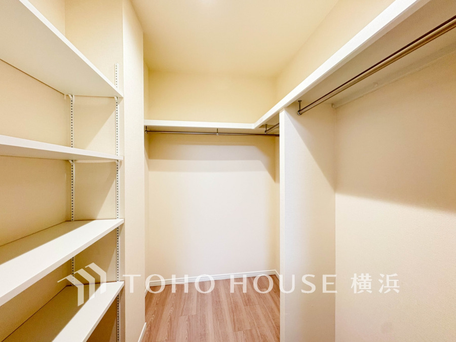 収納力抜群のウォークインクローゼット。棚とハンガーポールで効率的に整理でき、すっきりとした空間を保てます。