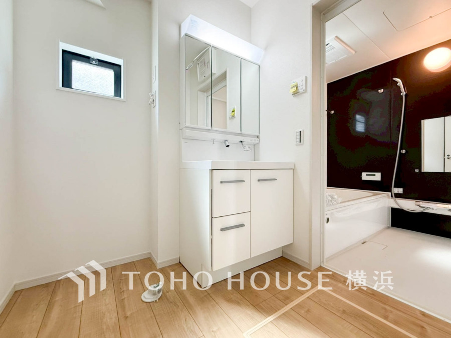 清潔感あふれる洗面所は収納充実で使いやすく、隣接する浴室は落ち着いたデザインで快適なバスタイムを実現します。