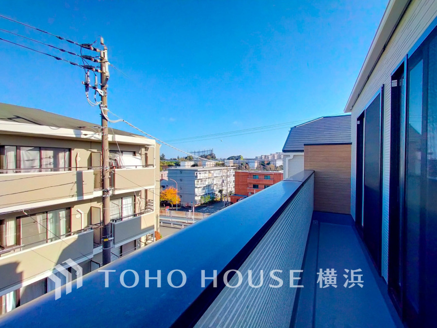 開放感あふれるバルコニーから、穏やかな街並みと青空を一望できる快適な住空間です。