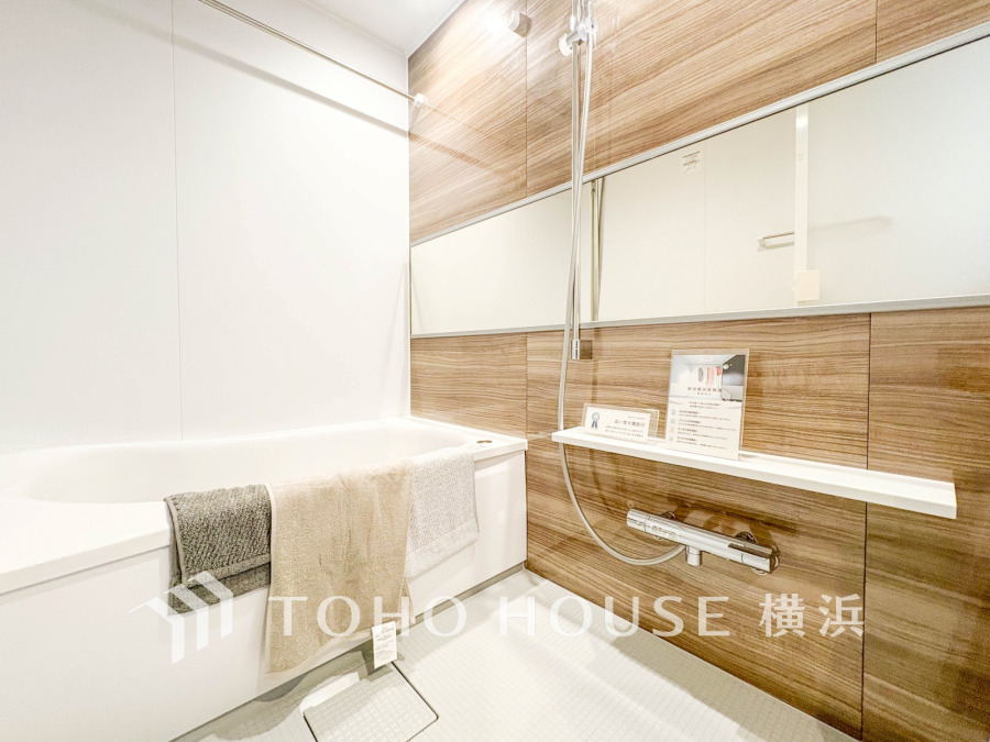 快適な使い心地とゆとりある空間が1日の疲れを解きほぐすバスルーム。空間も浴槽もゆったりのびのび使えるゆとり設計。広く感じるゆとり設計で快適なリラックスタイムを過ごせます。