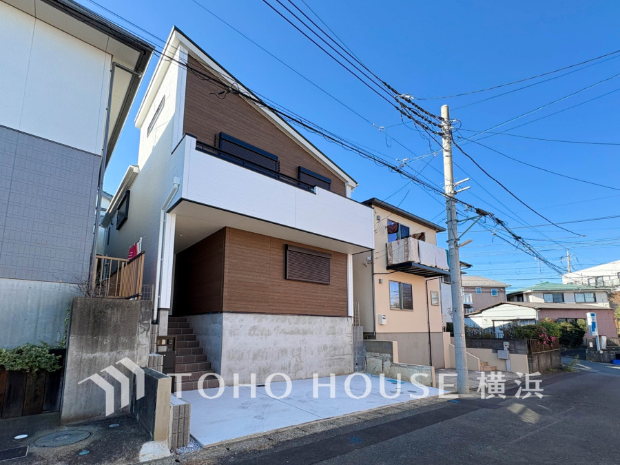 閑静な住宅街に佇む、スタイリッシュな2階建て新築戸建。駐車スペースも確保された快適な住環境です。