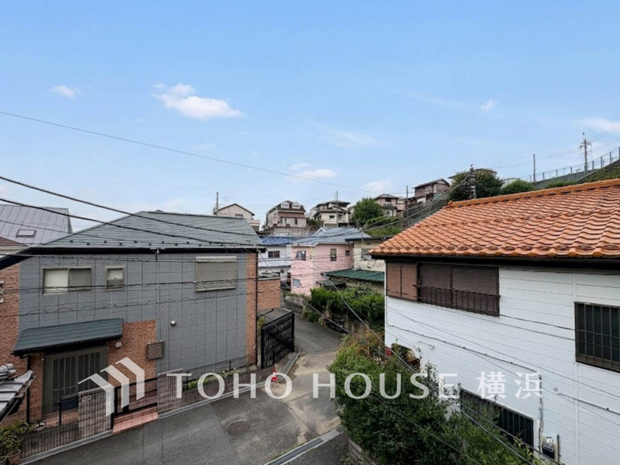 この開放感ある眺望と共に閑静な住宅街の季節感を演出する四季折々の変化を楽しめる心地よい場所となることでしょう。