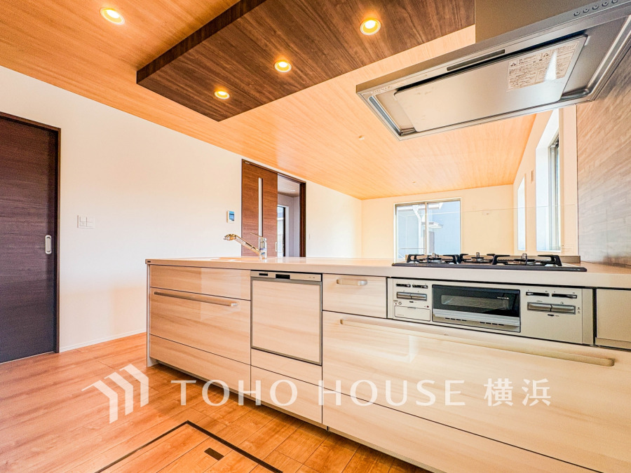 内装の主役でもあり、日常活躍する重要な水回りでもあるからこそ機能性・デザイン性に力を入れております。お手入れのしやすいシステムキッチンを採用しております。