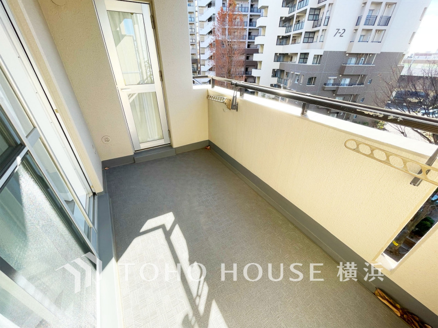 南西向きの明るいバルコニー。開放的な空間を演出しながら、プライベート性も確保された空間です
