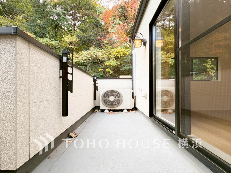 南向きの広いバルコニーから、暮らしの中での光と風を演出してくれています。見事なまでの開放的な空間をお楽しみください