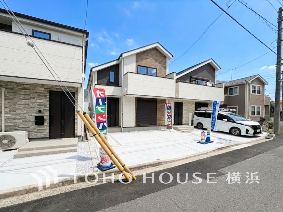 堂々たる趣ながら、主張し過ぎずどこか余裕を感じさせるシャープなフォルムで佇む邸宅は、晴天の空と照らし合わせる事で、本来あるべき完成形の姿を見せてくれます。 