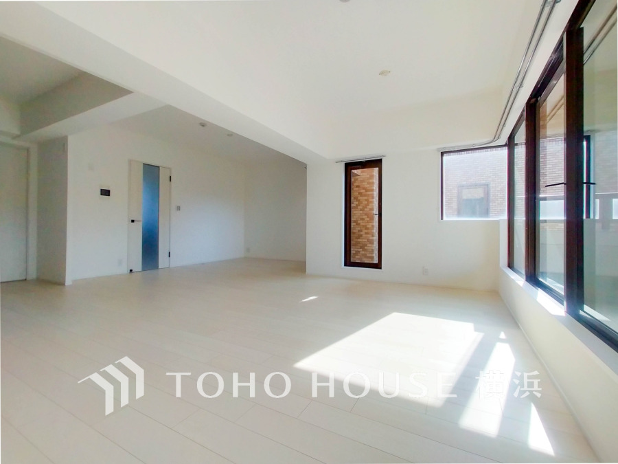 大きな窓から自然光が差し込む、開放的で明るいLDK。20.7帖の広々空間です。