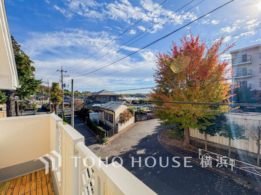陽射しあふれるバルコニーから、四季を感じる美しい街並みと紅葉が楽しめる快適な住環境。