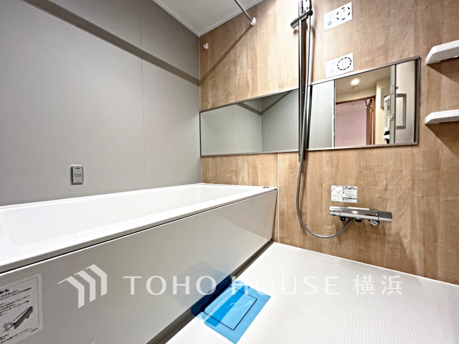 心地よいリラックスを叶える清潔感溢れる美しい空間。快適で機能的なバスルームです。
