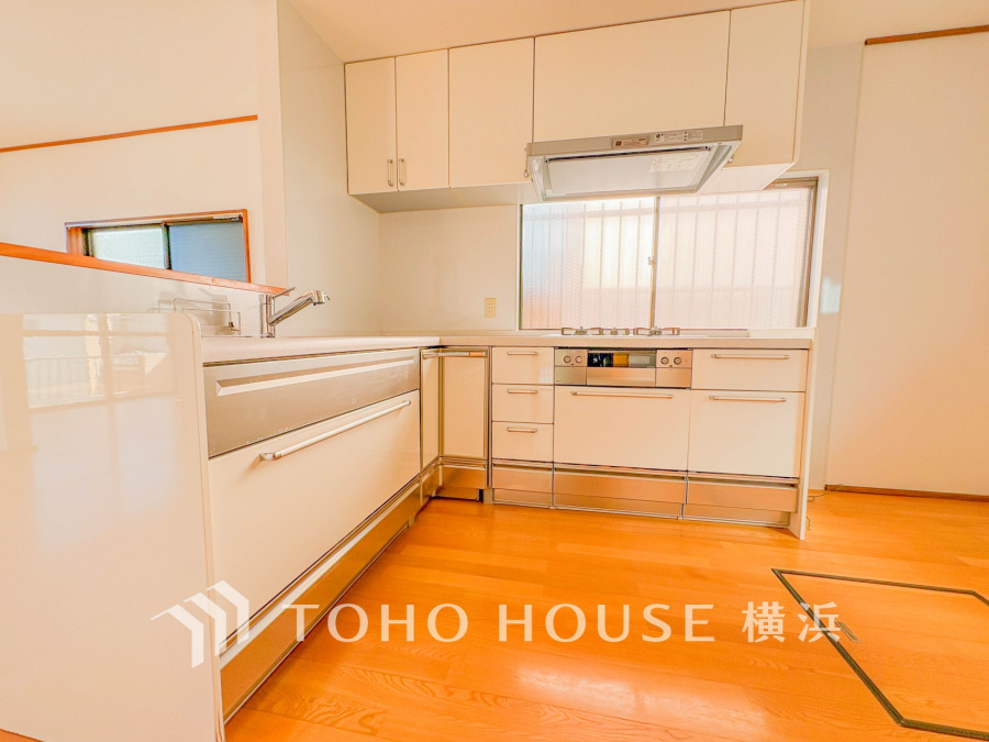 内装の主役でもあり、日常活躍する重要な水回りでもあるからこそ機能性・デザイン性に力を入れております。お手入れのしやすいシステムキッチンを採用しております。