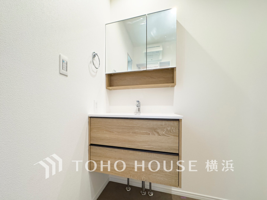 十分な大きさの洗面台は、身だしなみチェックや歯磨きなど、朝の慌ただしい時間でも余裕とゆとりを感じて頂けます。