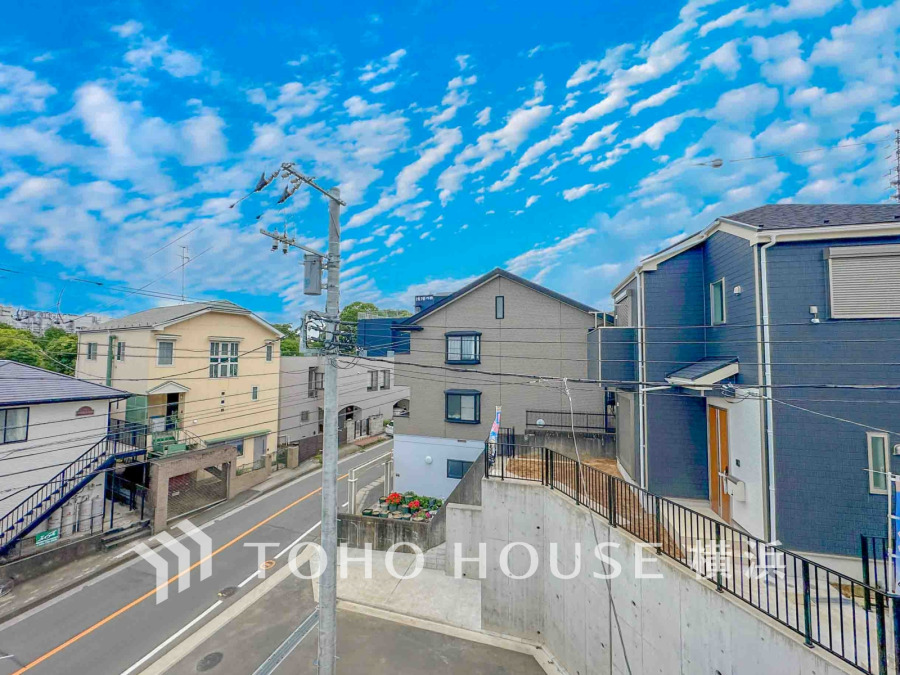 開放感があり、遮るものもなく気持ちのいい景色が広がります。お部屋にも爽やかな風と暖かく柔らかな日差しが差し込み、毎日の暮らしを豊かに彩ります。