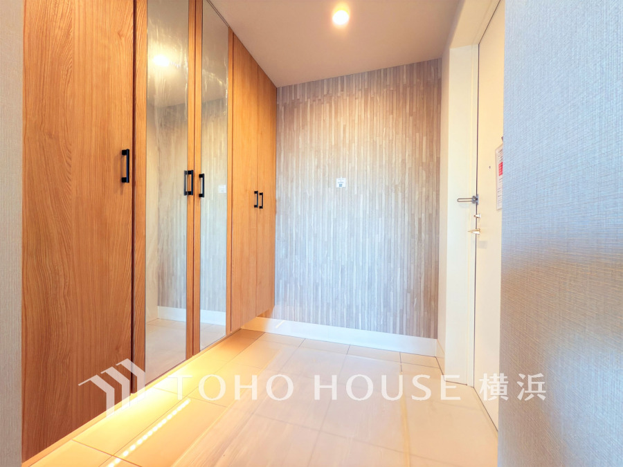 収納豊富な玄関スペース。落ち着いた色を基調としていて、上質感のある空間です。
