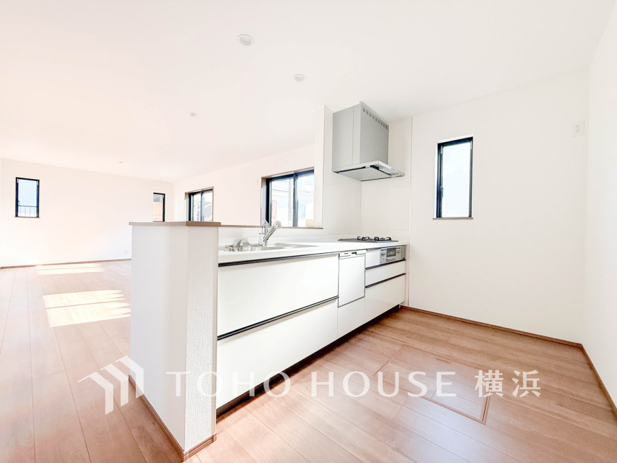 開放的な対面キッチンは、リビングで寛ぐご家族と会話をしながらお料理が出来ます。