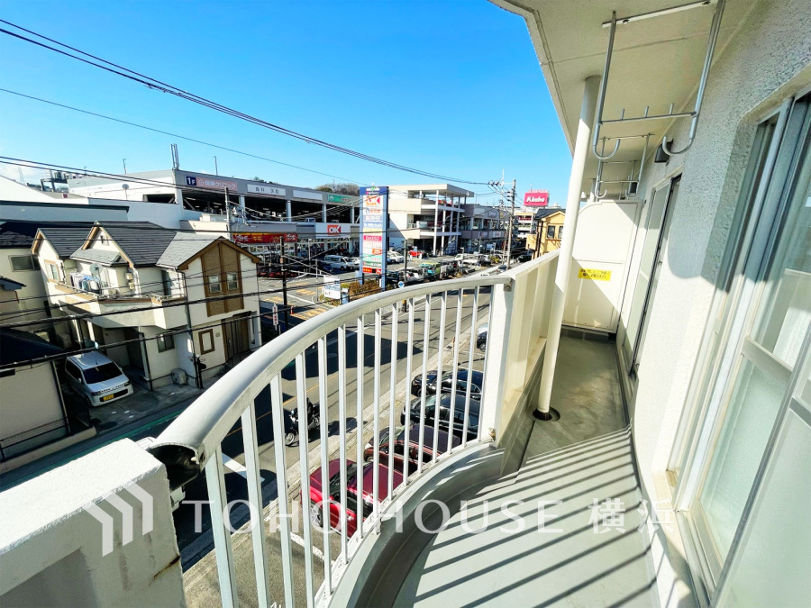 たっぷりの陽光が差し込むバルコニー。健やかな暮らしを守る太陽の恵みを存分に享受できます。爽やかな風と暖かな陽射しが紡ぐハーモニーが日々の暮らしのBGMになることでしょう。