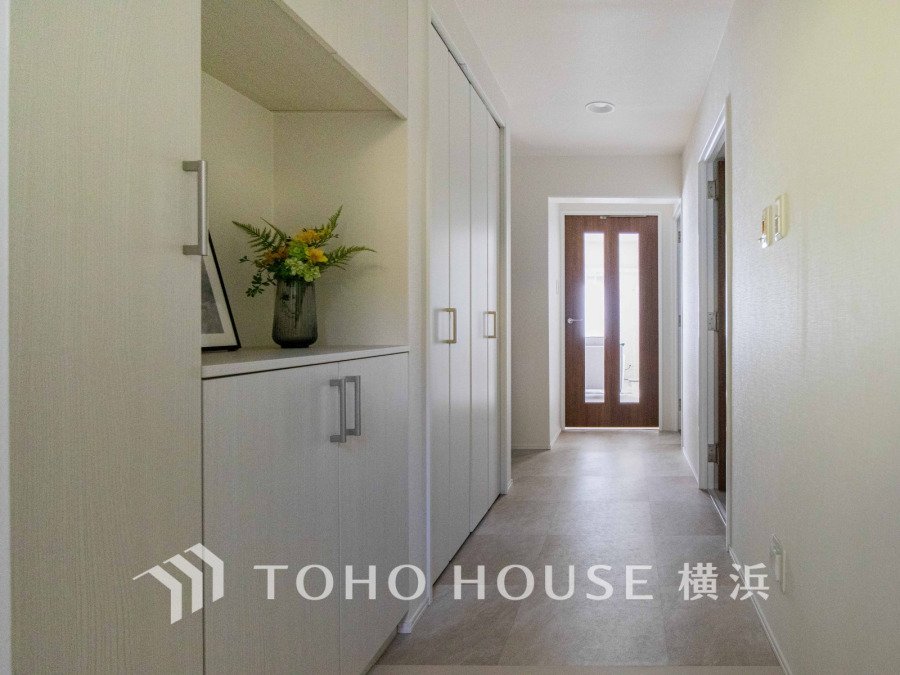 明るく広々とした玄関ホールは収納充実で、すっきりとした空間を実現しています。清潔感あふれるデザインです。