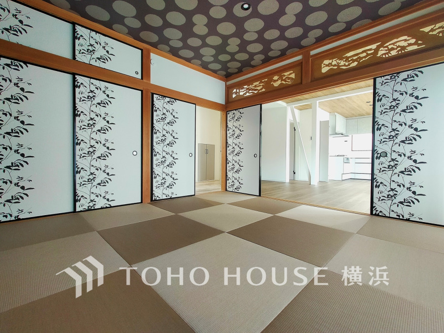 リビングに隣接する8.5帖の和室は開け放して、開放的に利用することも可能です。