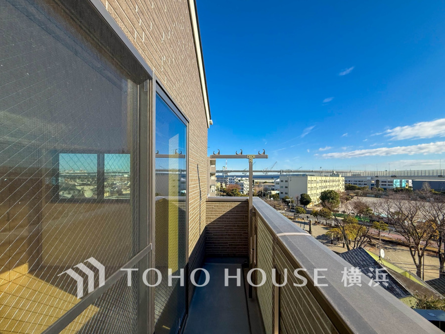 開放感あふれるバルコニーから青空と街並みを一望。快適な暮らしを彩ります。