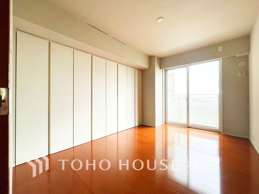 ひとりの時間をゆったり過ごしたり、静かな環境で趣味に打ち込んだり、自分時間を快適に過ごすプライベートルーム。大きな窓で彩られた空間は、心地よい風と伸びやかな眺めを愉しむ特等席に。