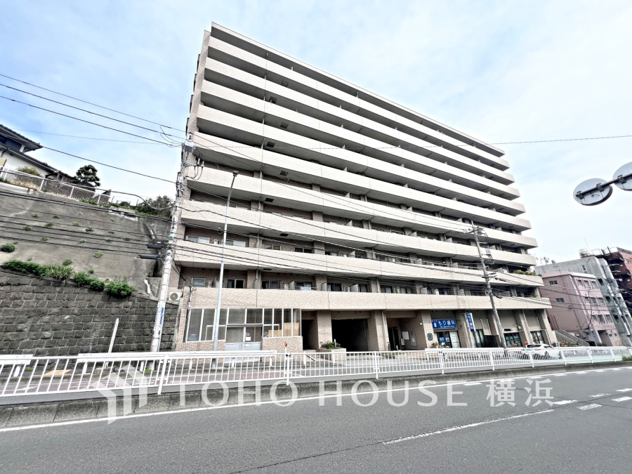 時代の流れに惑わされないシックなカラートーンで街並みに溶け込む外観は、主張し過ぎず、また平凡になり過ぎず絶妙なコントラストで輝きを放ちます。