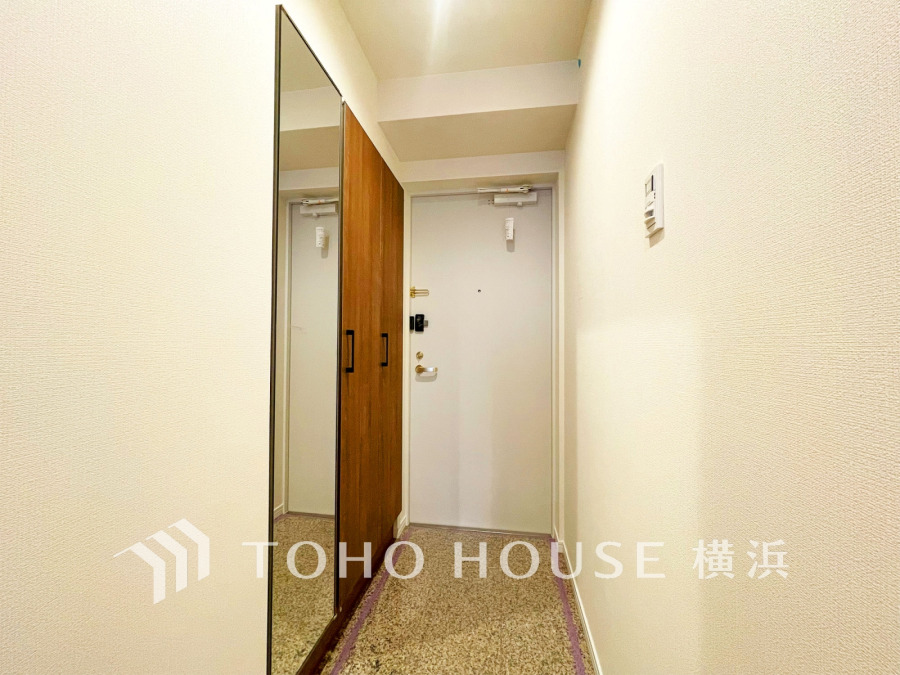 玄関には全身鏡付き収納を完備。出かける前の身だしなみチェックもスムーズに行えます。