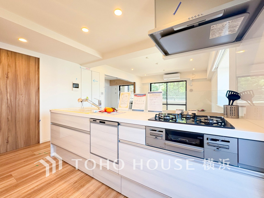 新規交換された清潔感溢れるシステムキッチンは便利な食洗機付き。