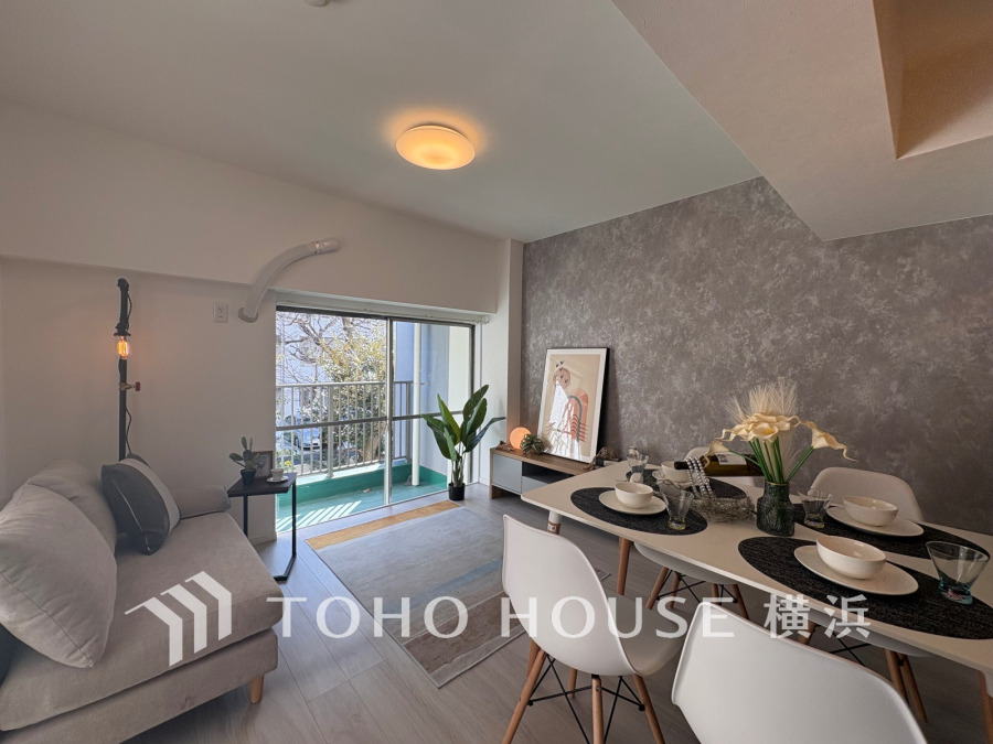 和やかで洗練された空間の演出。寛ぎとコミュニケーションを育む居心地のよい場所。やわらかな陽射しが降り注ぎ、室内に開放感と爽快感をもたらします。