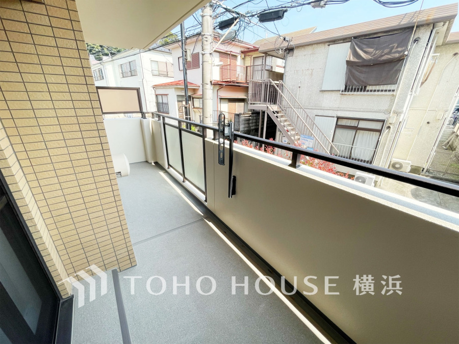 南東向きの明るいバルコニー。開放的な空間を演出しながら、プライベート性も確保された空間です
