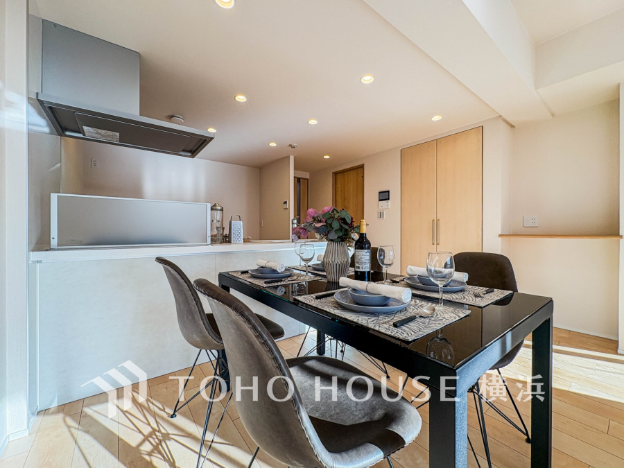 光と風が溢れる開放的なリビングダイニングには自然と家族みんなが集まってきます。明るく穏やかな空気の中で飲んだり、食べたり、笑ったり。